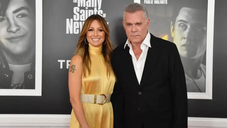 Ray Liotta y Jacy Nittolo llegan para la vista previa de otoño de Tribeca de "The Many Saints of Newark" en el Beacon Theatre el 22 de septiembre de 2021 en la ciudad de Nueva York.