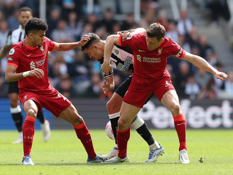 Bruno Guimaraes de Newcastle United compite con James Milner de Liverpool durante el partido de la Premier League entre Newcastle United y Liverpool en St. James Park el 30 de abril de 2022 en Newcastle upon Tyne, Inglaterra.