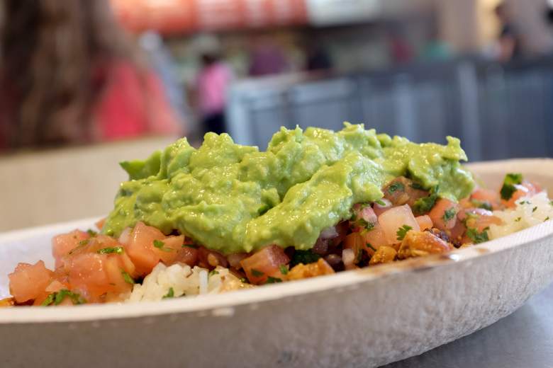 Guacamole se sienta en un plato en un restaurante Chipotle el 5 de marzo de 2014 en Miami, Florida.