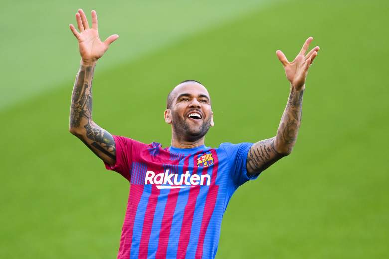 Dani Alves reacciona cuando es presentado como jugador del FC Barcelona en el Camp Nou el 17 de noviembre de 2021 en Barcelona, España.