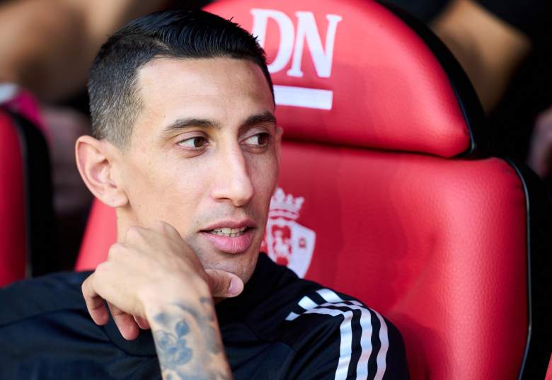 Angel Di Maria de Argentina mira durante el partido amistoso internacional entre Argentina y Estonia en el Estadio El Sadar el 5 de junio de 2022 en Pamplona, España.