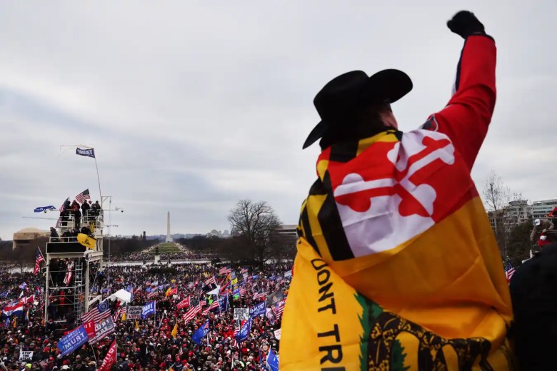 Miles de simpatizantes de Donald Trump asaltan el edificio del Capitolio de los Estados Unidos luego de una manifestación "Stop the Steal" el 6 de enero de 2021 en Washington, DC.