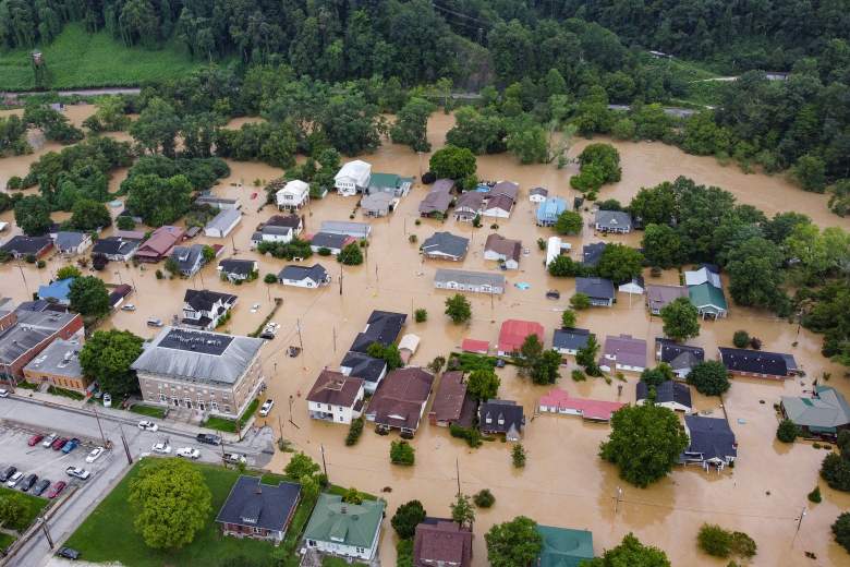 Vista aérea de casas sumergidas bajo las aguas de la inundación del North Fork del río Kentucky en Jackson, Kentucky, el 28 de julio de 2022.