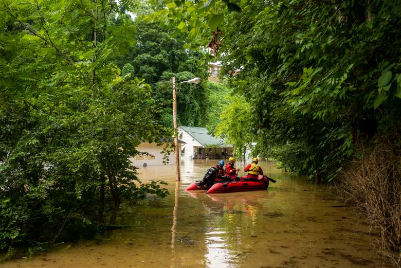 Miembros del Departamento de Bomberos de Morehead realizan operaciones de búsqueda y rescate en el centro el 28 de julio de 2022 en Jackson, Kentucky.