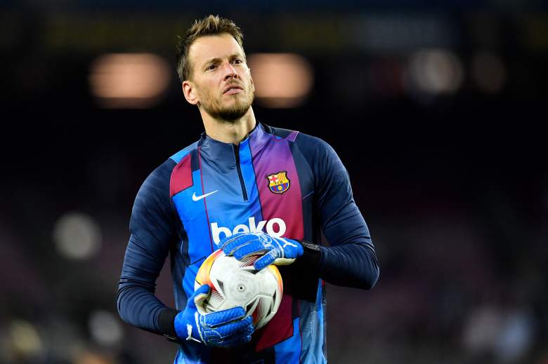 El portero brasileño del Barcelona, Neto, calienta antes del partido de fútbol de la Liga española entre el FC Barcelona y el Deportivo Alaves en el estadio Camp Nou de Barcelona el 30 de octubre de 2021.