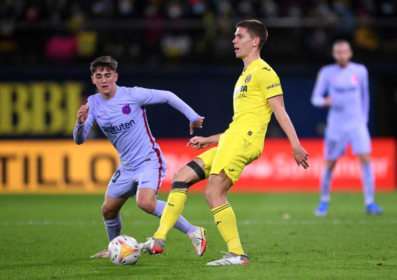 Juan Foyth de Villarreal CF es desafiado por Gavi del FC Barcelon