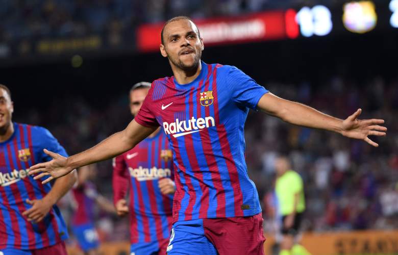 Martin Braithwaite del FC Barcelona celebra después de marcar el tercer gol de su equipo durante el partido de LaLiga Santander entre el FC Barcelona y la Real Sociedad en el Camp Nou el 15 de agosto de 2021 en Barcelona, España.