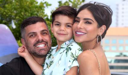 Alejandra Espinoza llora al recibir increíble regalo de su esposo e hijo