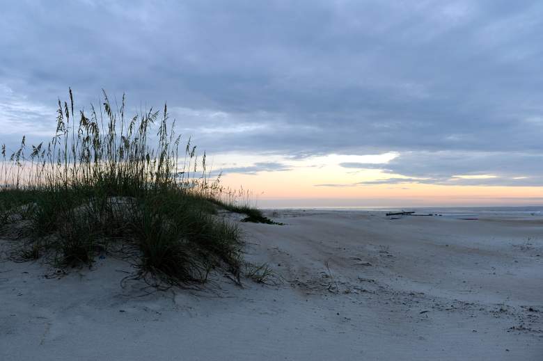 Arqueólogos investigan misterioso objeto hallado en una playa de Daytona Beach tras el paso del huracán Ian por Florida