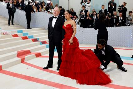 ¿Quién es el diseñador del vestido rojo de Salma Hayek en el Met Gala?