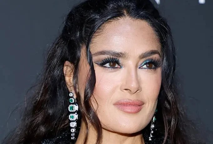 Salma Hayek sin maquillaje muestra sus arrugas y cuenta sus canas