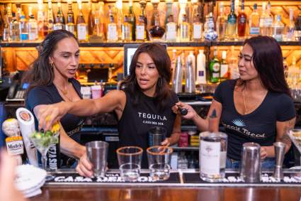 Eva Longoria sirve shots y guacamole en el restaurante Rocco’s – FOTOS & VIDEO