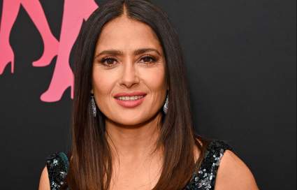 Salma Hayek celebra sus 57 años posando en bikini