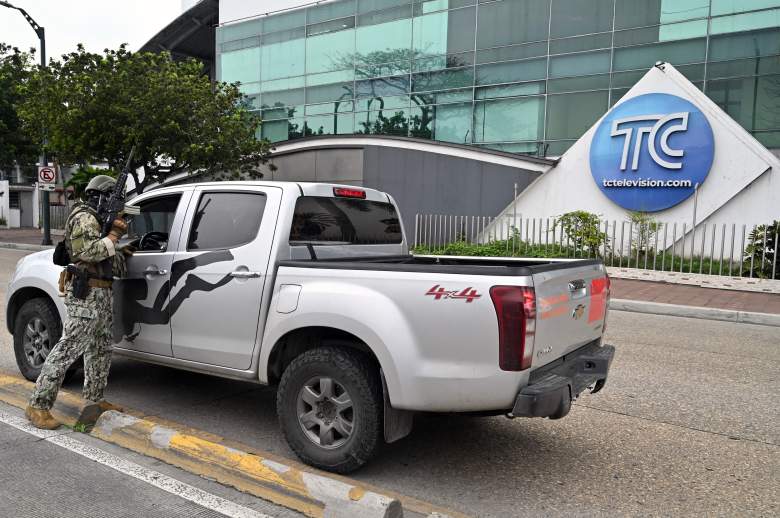 Encapuchados asaltan canal de TV en Ecuador - VIDEO