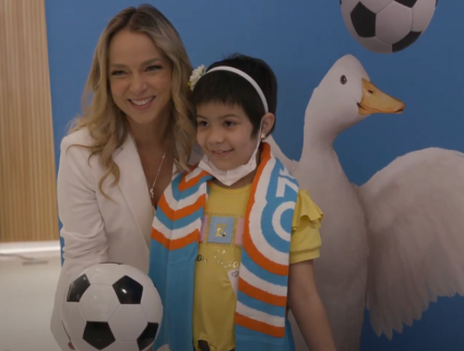 Adamari López llevó la magia del fútbol a pacientes de Nicklaus Children’s Hospital