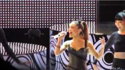 WATCH: Ariana Grande Sings ‘Problema’ Con Iggy Azalea en RDMAs 2014