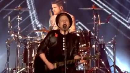 WATCH: Fall Out Boy realiza ‘Young Volcanoes’ en BBC Radio 1′s Teen Awards 2013