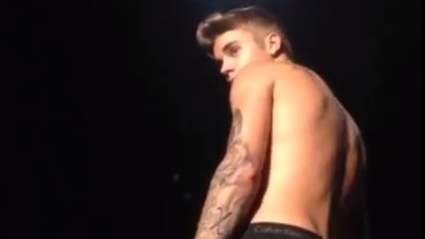 VIDEO: Justin Bieber consigue golpear en la cabeza con Bottle & Storms Off Stage