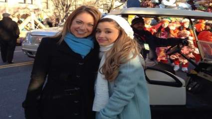 WATCH: Ariana Grande realiza “Última Navidad” en el desfile del Día de Acción de Gracias de Macy