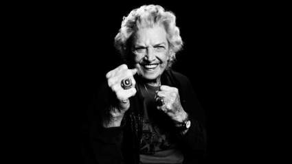 Mujer Lucha Leyenda Mae Young NO DEAD: 5 Datos rápidos que necesita saber