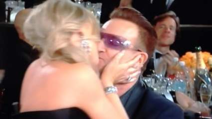 WATCH: Amy Poehler sale con Bono en Golden Globes 2014