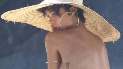 PHOTOS: Rihanna Topless En una playa para Vogue Shoot