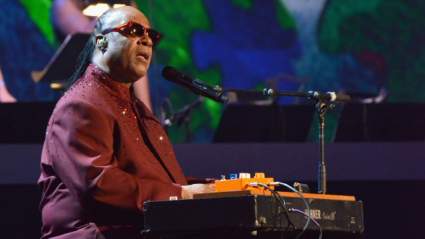 WATCH: Stevie Wonder Jazzes subir su 50 aniversario Beatles Tribute