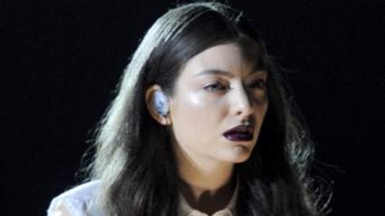 WATCH: Lorde realiza ‘Royals’ Con un Twist en los premios BRIT 2014