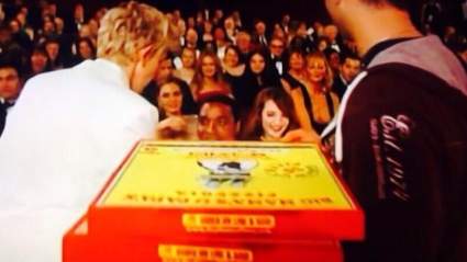 Ellen DeGeneres consigue pizza Entregado en los Oscars