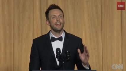 WATCH: Joel McHale Rips Gobernador Christie en la Cena de Corresponsales de la Casa Blanca