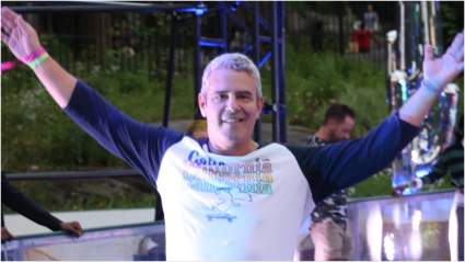 Andy Cohen Shares ‘Adorable’ Foto de Su Hija Lucy en el Parque