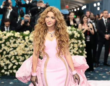 Shakira accidentalmente anunció el embarazo de Rihanna en el Met Gala