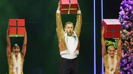 Derek Hough comparte “Gift” navideña inesperada con los fans