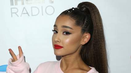 Ariana Grande Kisses Courtney Chipolone en ‘Mean Girls’ Snap