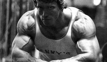 Arnold Schwarzenegger 30-for-30: esteroides, velo & homofobic Mamá.