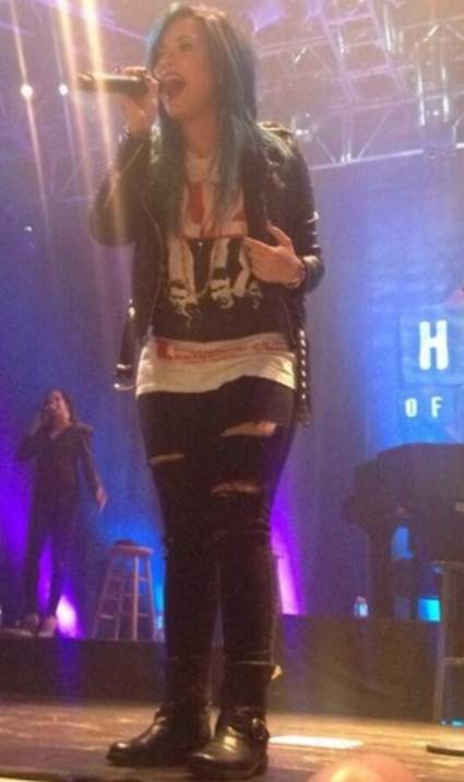 WATCH: Demi Lovato realiza concierto en la casa de los azules