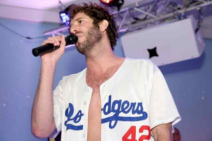 Cómo Stream Lil Dicky’s Star-Studded ‘Earth’ Video