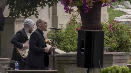 LISTEN: Chester Bennington Sings ‘Hallelujah’ en el Funeral de Chris Cornell