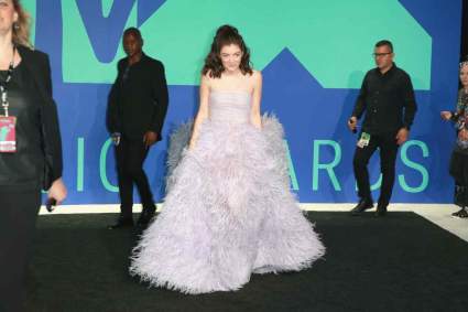Lorde, VMAs 2017: Red Carpet & Performance Fotos