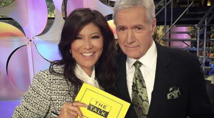 ‘Big Brother’ Host Julie Chen Moonves recuerda a Alex Trebek