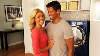 Kelly Ripa Stuns en un String Bikini como Mark Consuelos admira su hermosa alma ’