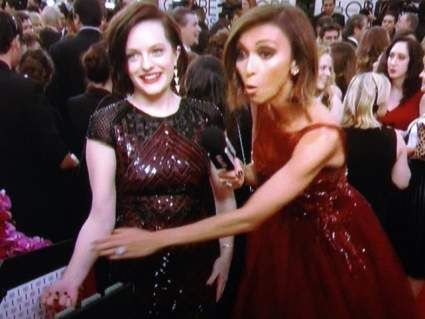 Elisabeth Moss da el dedo en Mani Cam en Golden Globes Red Carpet