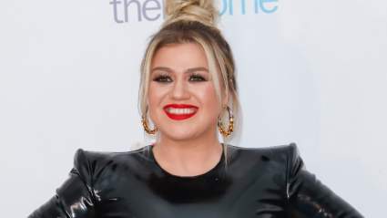Kelly Clarkson Equipos arriba Con ‘La Voz’ Alum para la Nueva Canción