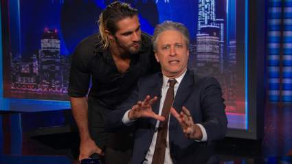 WATCH: Seth Rollins enfrenta a Jon Stewart en el programa diario ’