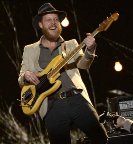 Mumford & Sons Bassist Hospitalizada para el cierre de sangre cerebral