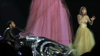 Taylor Swift se unió por John Legend on Stage