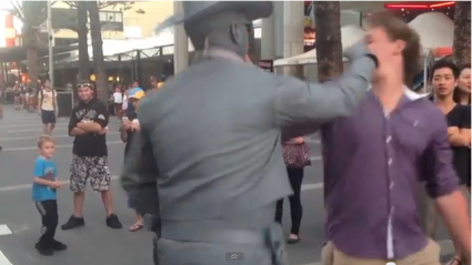 Ver como Perdición de la Estatua Humana Perfume a Punch Prankster en la cara