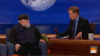 George R.R. Martin Watches Los fans reaccionan a la boda roja en Conan
