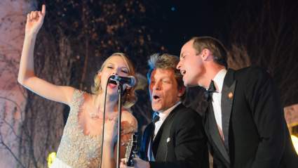 WATCH: Prince William, Taylor Swift " Bon Jovi Sing ‘Livin’ en una oración "