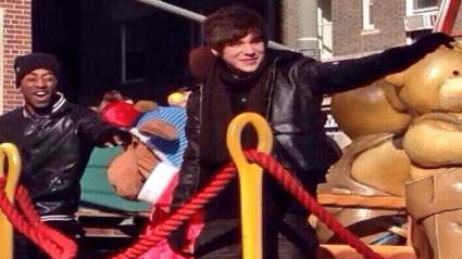 WATCH: Austin Mahone Realizado en el desfile del Día de Acción de Gracias de Macy